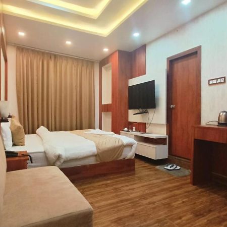 V Square Airport Hotel Λάκναου Εξωτερικό φωτογραφία
