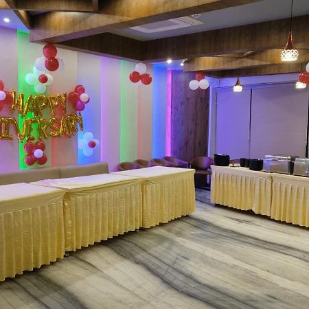 V Square Airport Hotel Λάκναου Εξωτερικό φωτογραφία