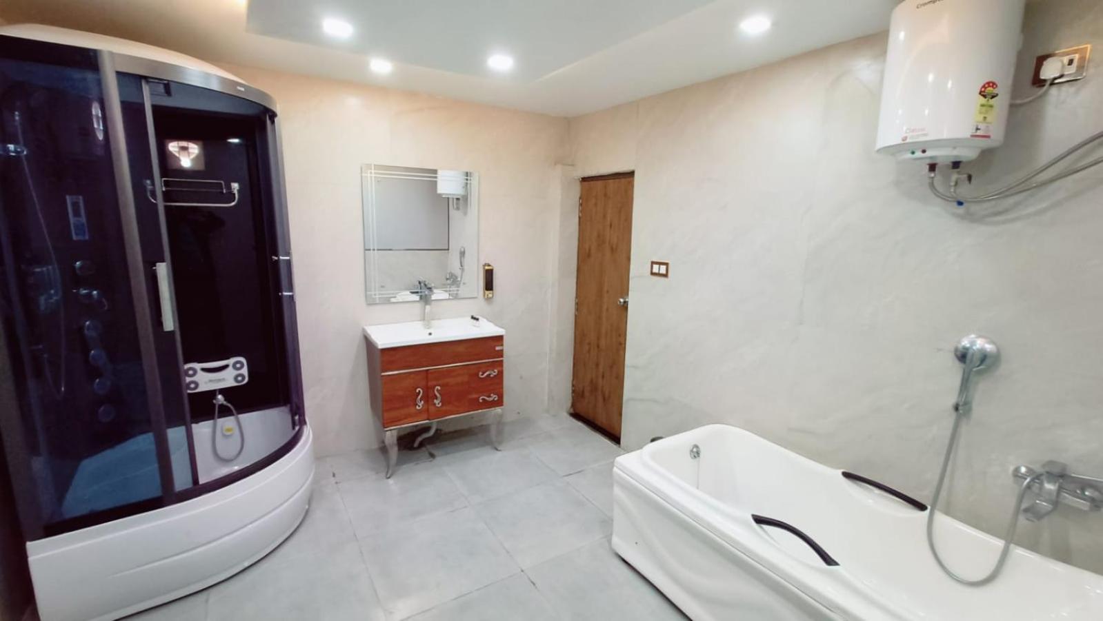 V Square Airport Hotel Λάκναου Εξωτερικό φωτογραφία