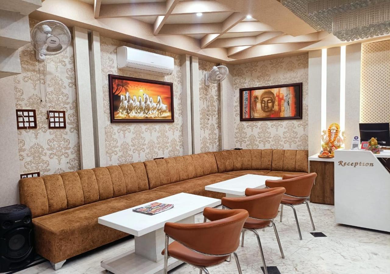 V Square Airport Hotel Λάκναου Εξωτερικό φωτογραφία