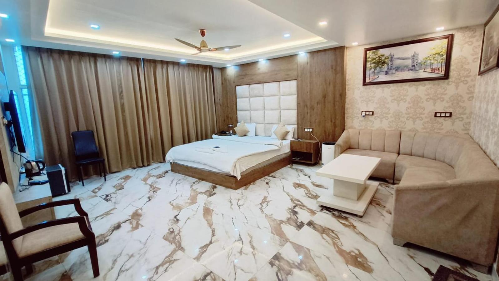 V Square Airport Hotel Λάκναου Εξωτερικό φωτογραφία