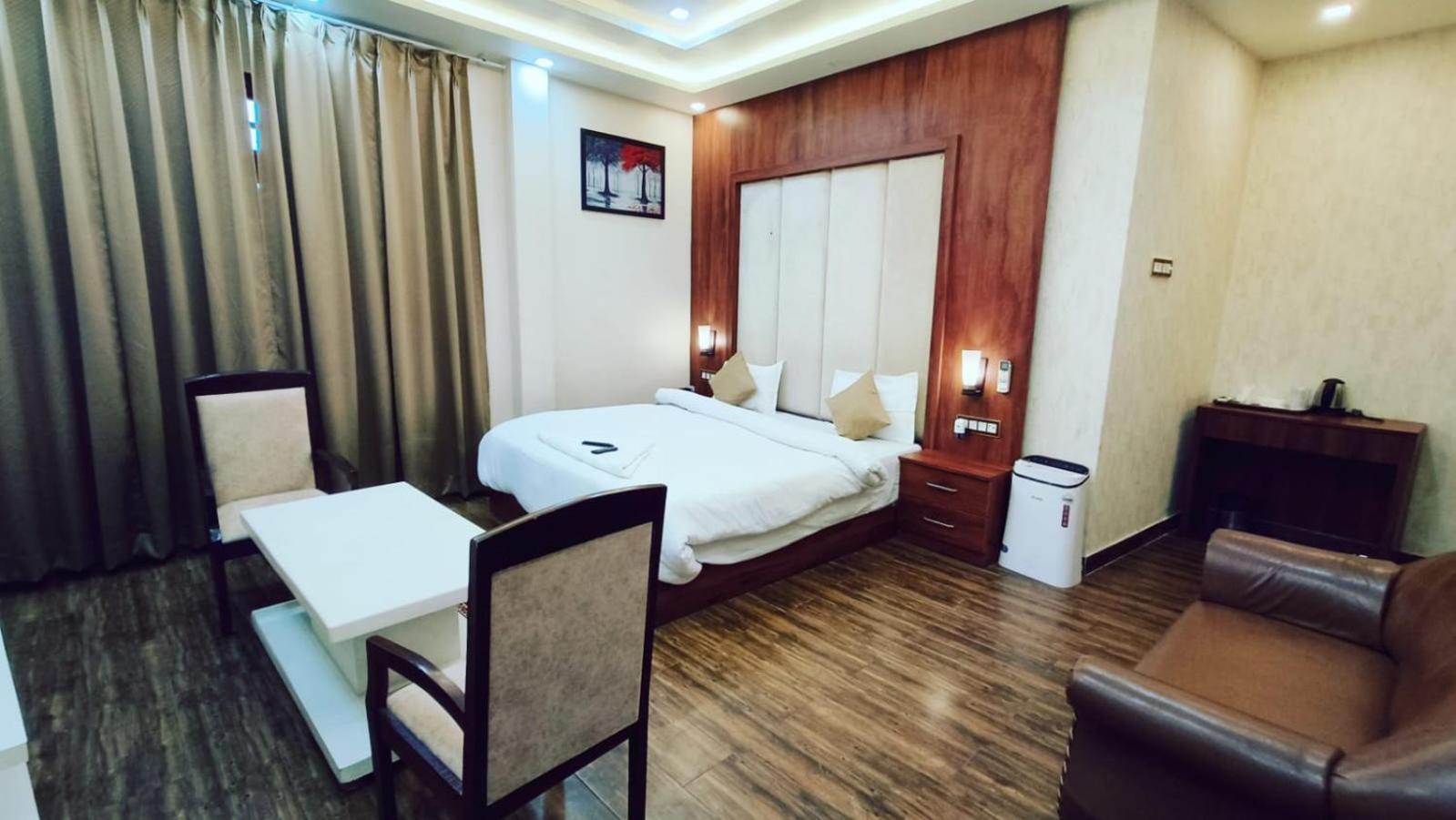 V Square Airport Hotel Λάκναου Εξωτερικό φωτογραφία