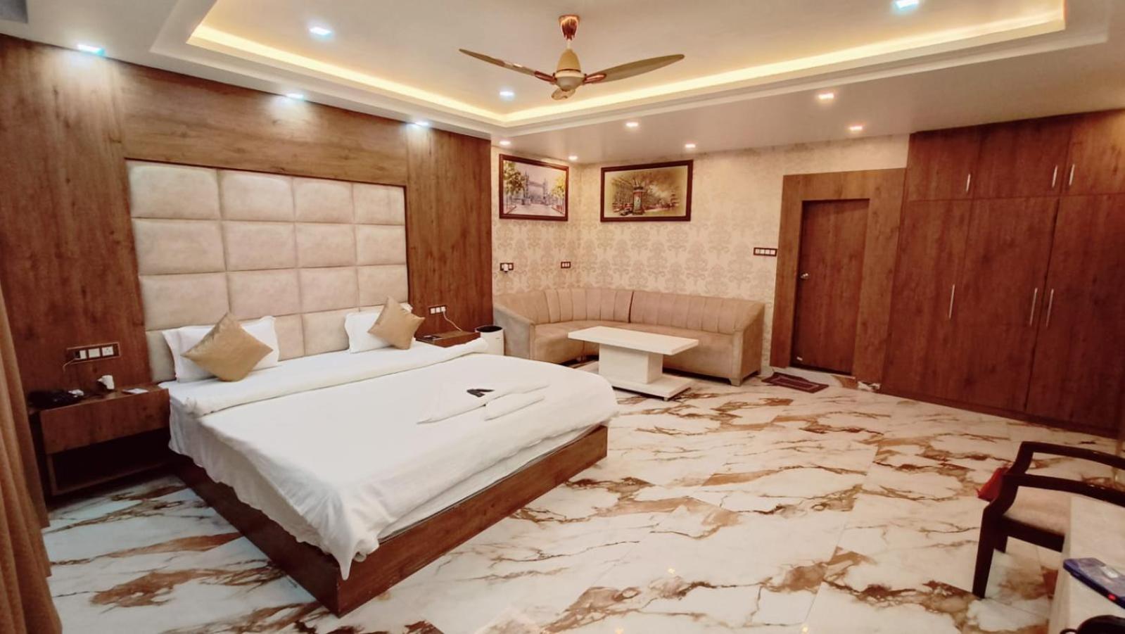 V Square Airport Hotel Λάκναου Εξωτερικό φωτογραφία
