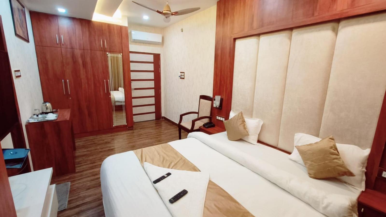 V Square Airport Hotel Λάκναου Εξωτερικό φωτογραφία