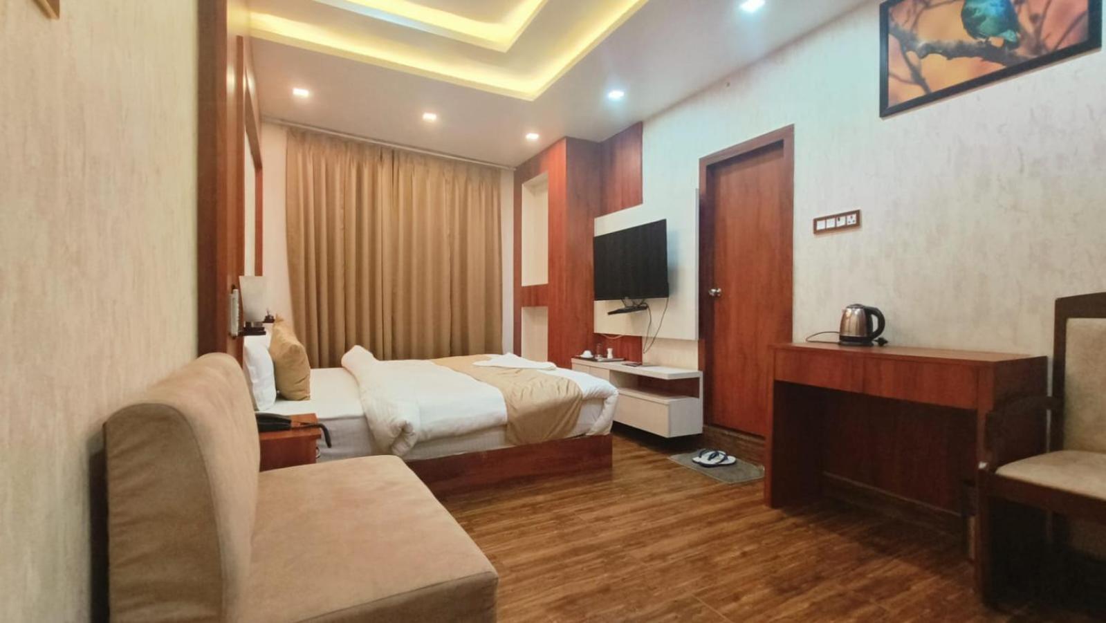 V Square Airport Hotel Λάκναου Εξωτερικό φωτογραφία