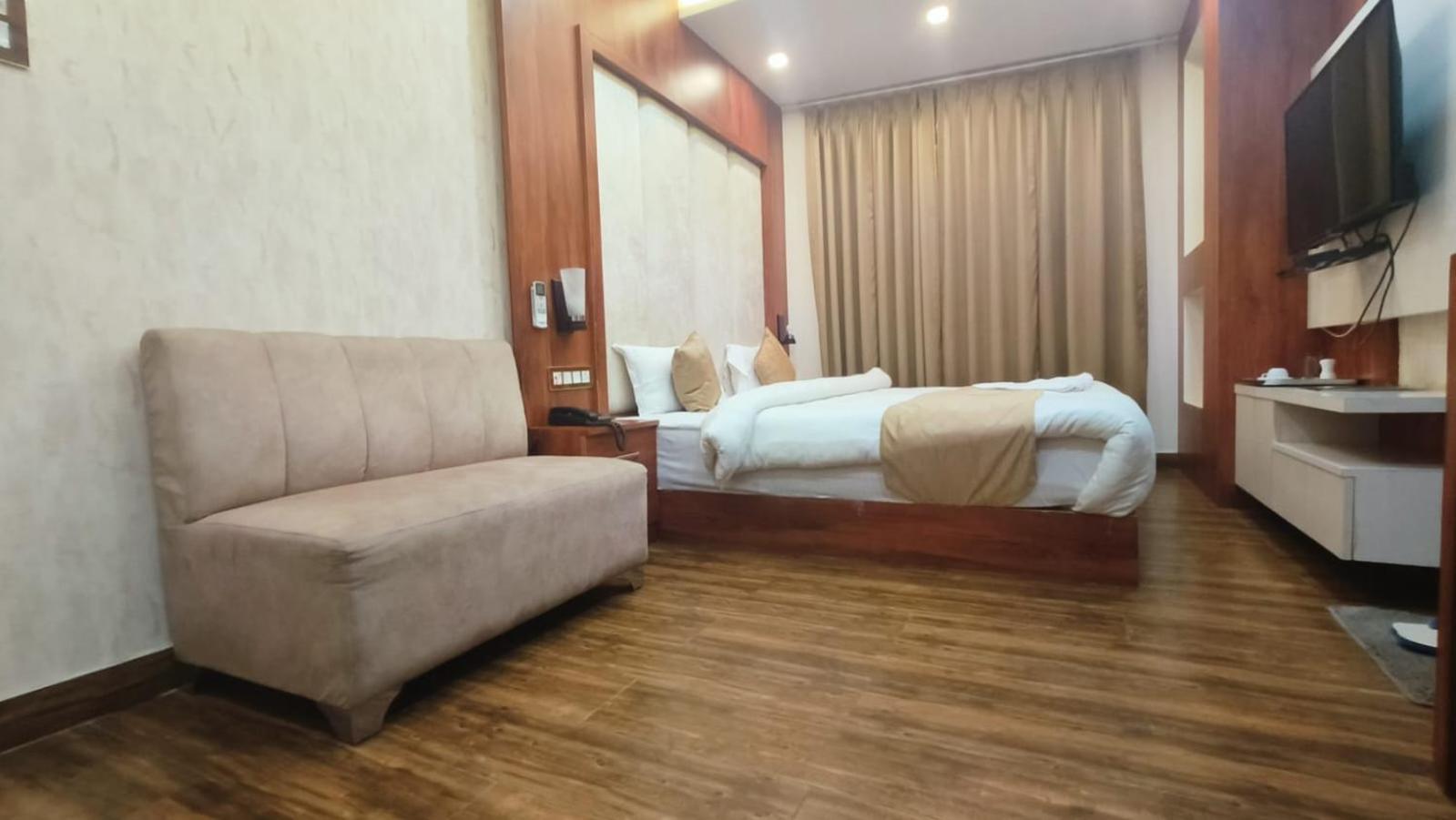 V Square Airport Hotel Λάκναου Εξωτερικό φωτογραφία
