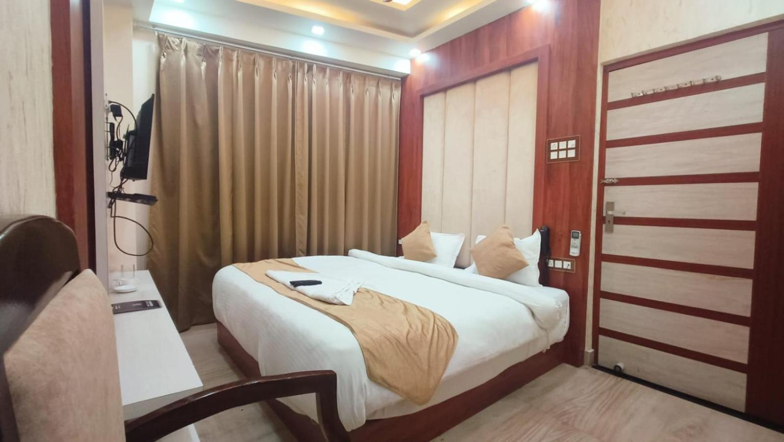 V Square Airport Hotel Λάκναου Εξωτερικό φωτογραφία