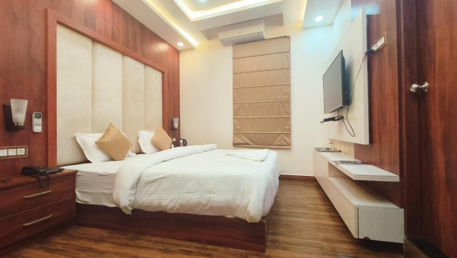 V Square Airport Hotel Λάκναου Εξωτερικό φωτογραφία