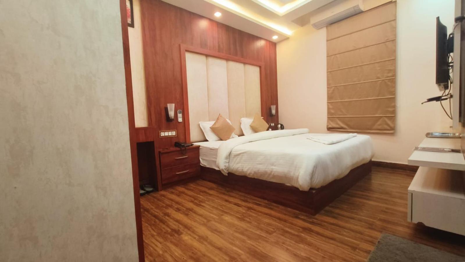 V Square Airport Hotel Λάκναου Εξωτερικό φωτογραφία
