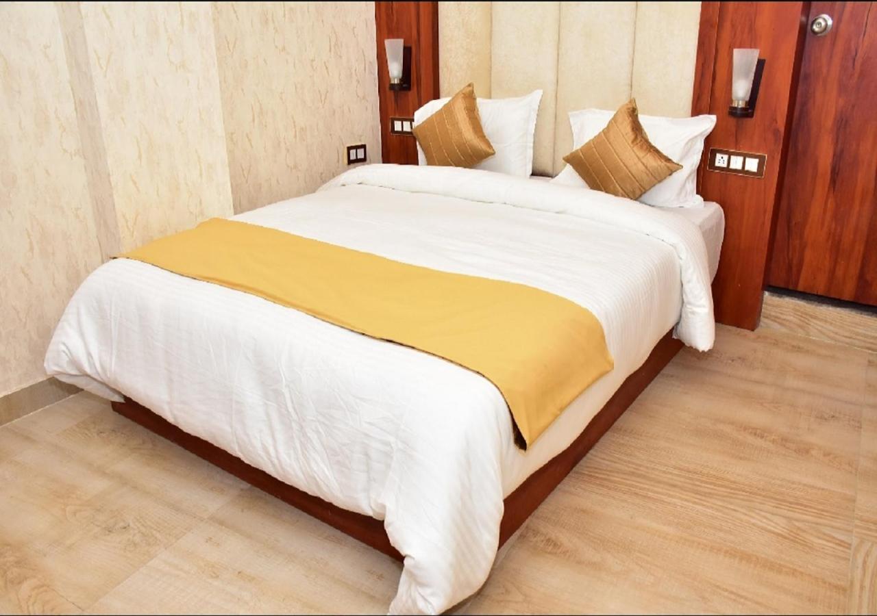 V Square Airport Hotel Λάκναου Εξωτερικό φωτογραφία