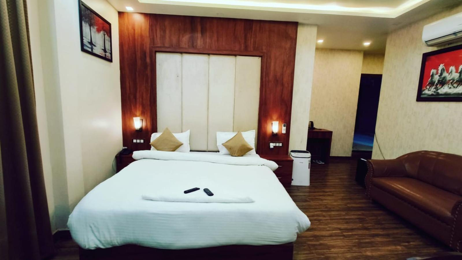 V Square Airport Hotel Λάκναου Εξωτερικό φωτογραφία