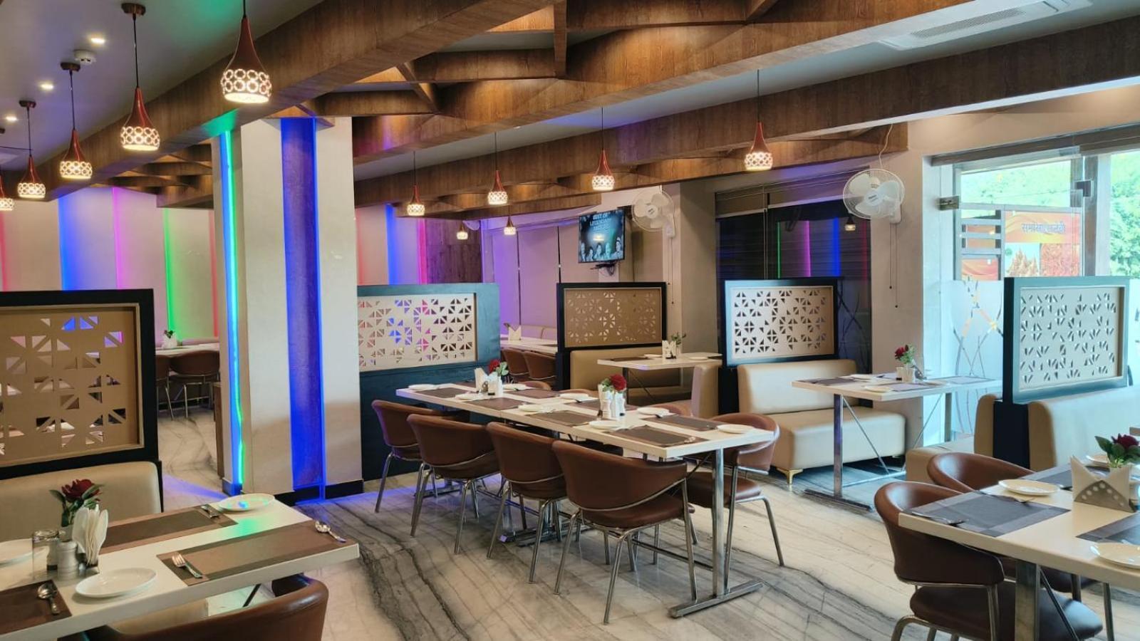 V Square Airport Hotel Λάκναου Εξωτερικό φωτογραφία