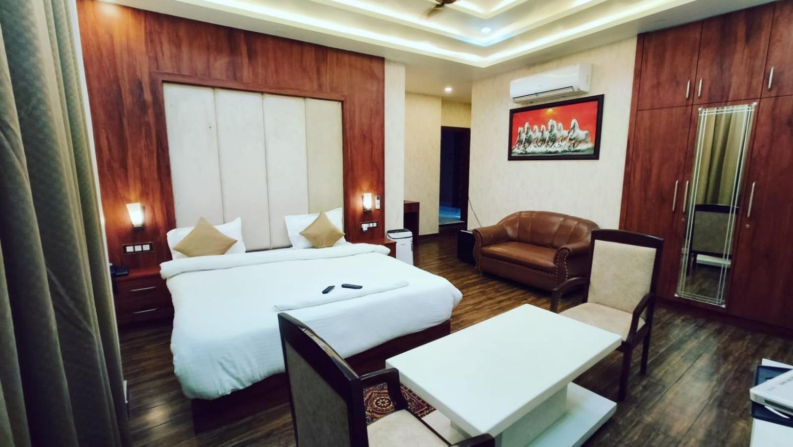 V Square Airport Hotel Λάκναου Εξωτερικό φωτογραφία