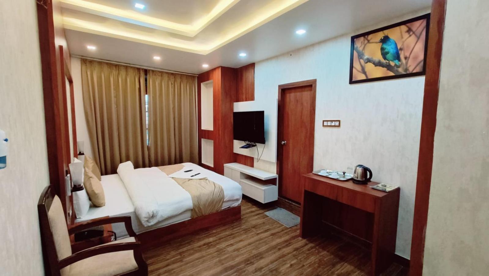 V Square Airport Hotel Λάκναου Εξωτερικό φωτογραφία