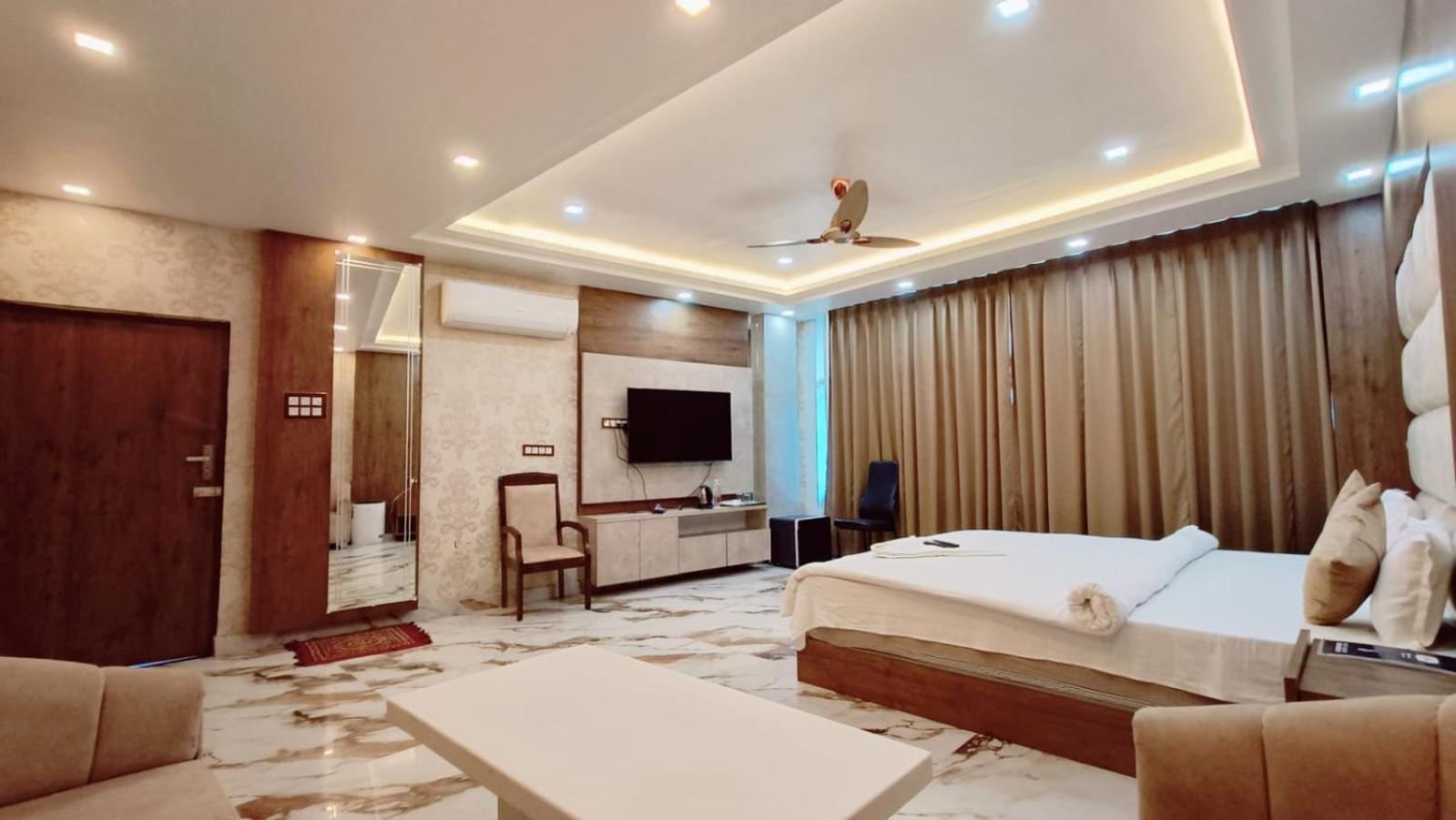 V Square Airport Hotel Λάκναου Εξωτερικό φωτογραφία