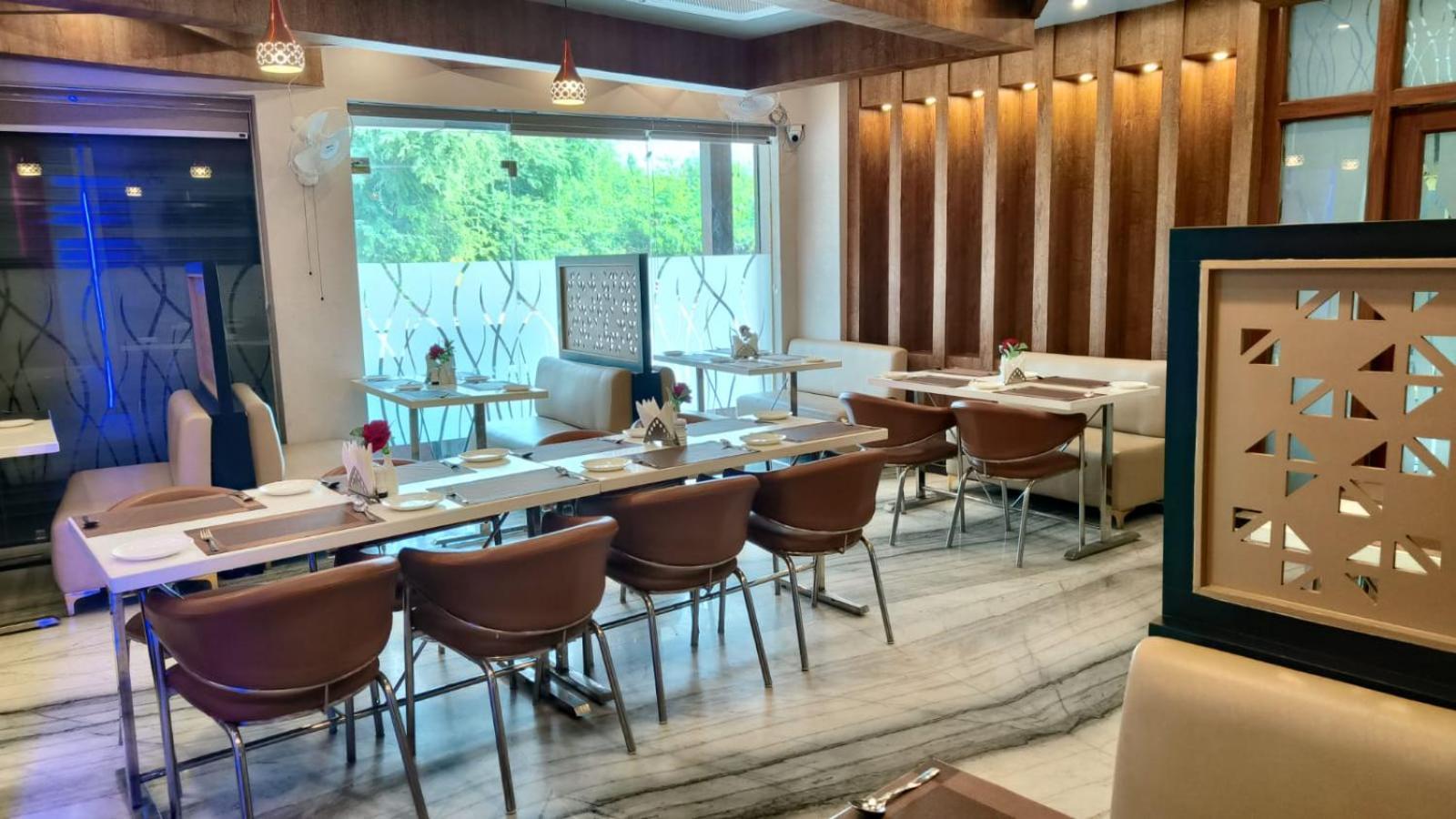 V Square Airport Hotel Λάκναου Εξωτερικό φωτογραφία