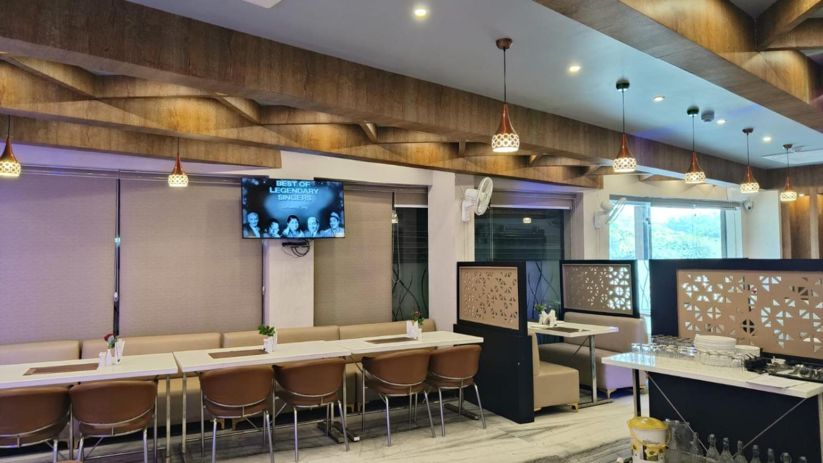 V Square Airport Hotel Λάκναου Εξωτερικό φωτογραφία