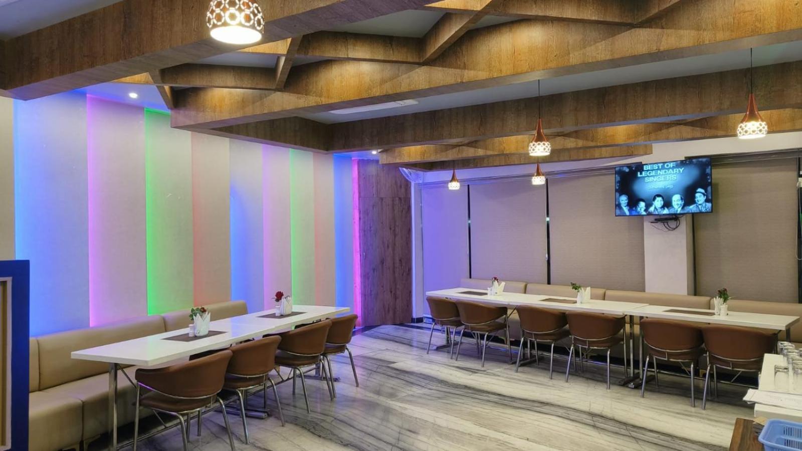 V Square Airport Hotel Λάκναου Εξωτερικό φωτογραφία